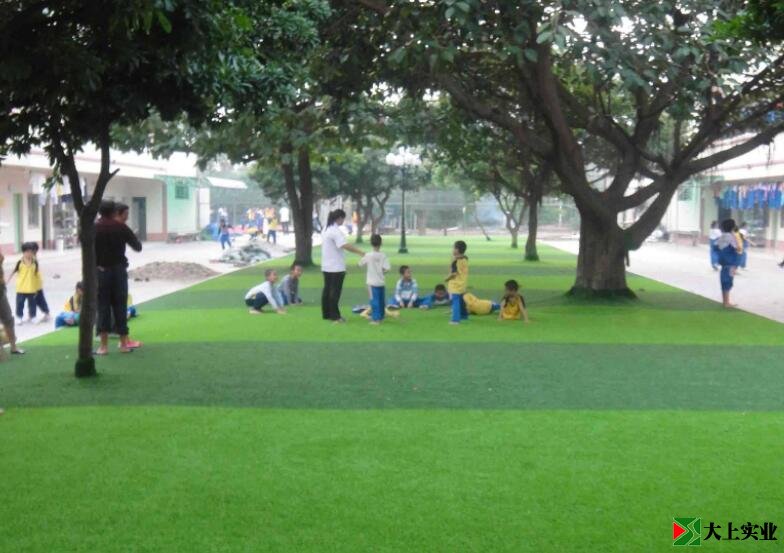 幼兒園鋪設(shè)人造草坪