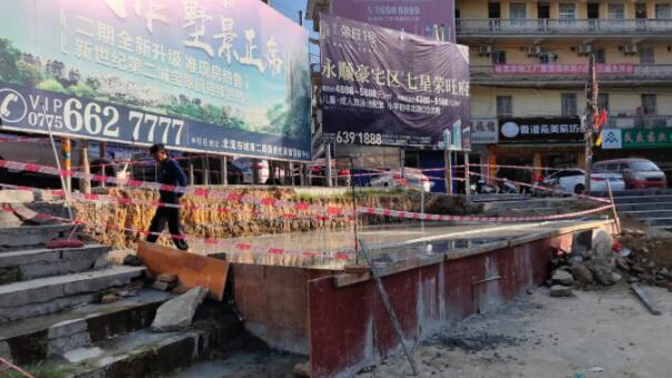 嶄新的球場加建數(shù)十平方米的觀禮頒獎(jiǎng)臺和文化墻