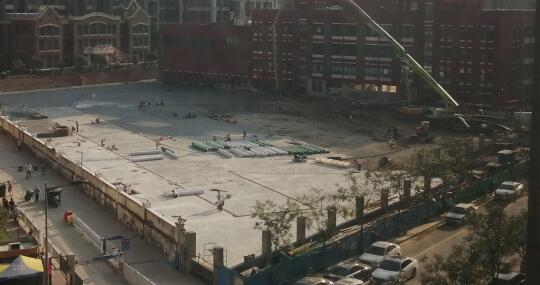 10天時(shí)間，一座學(xué)校塑膠跑道，建設(shè)完成