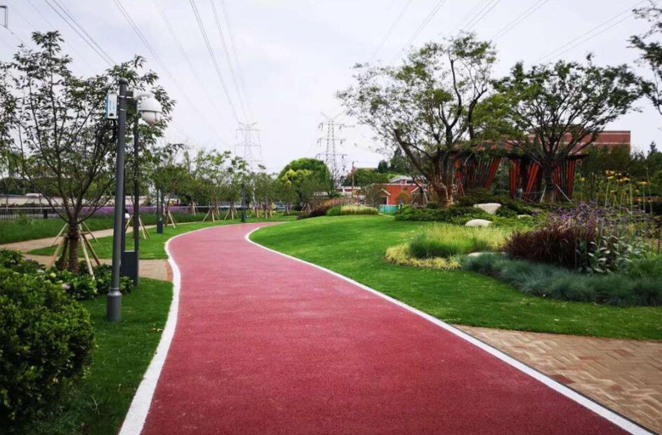 彩色透水混凝土健身步道，人車共用