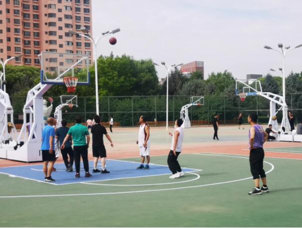 許多市民正在打籃球場(chǎng)