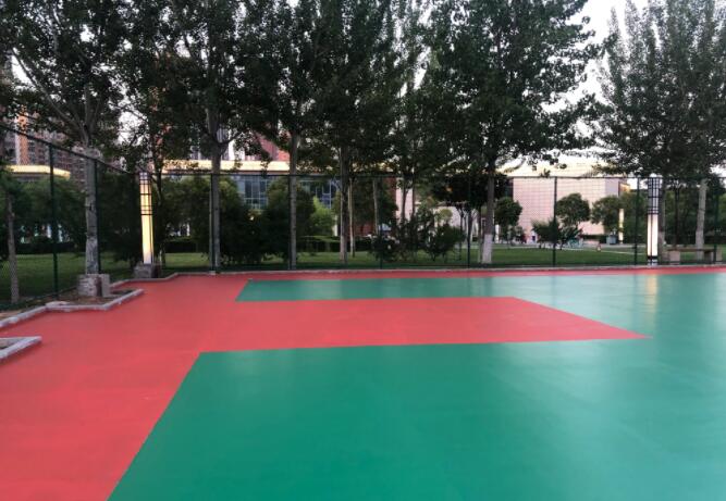 位于西安浐灞半島城市廣場的籃球場地，即將改造完畢